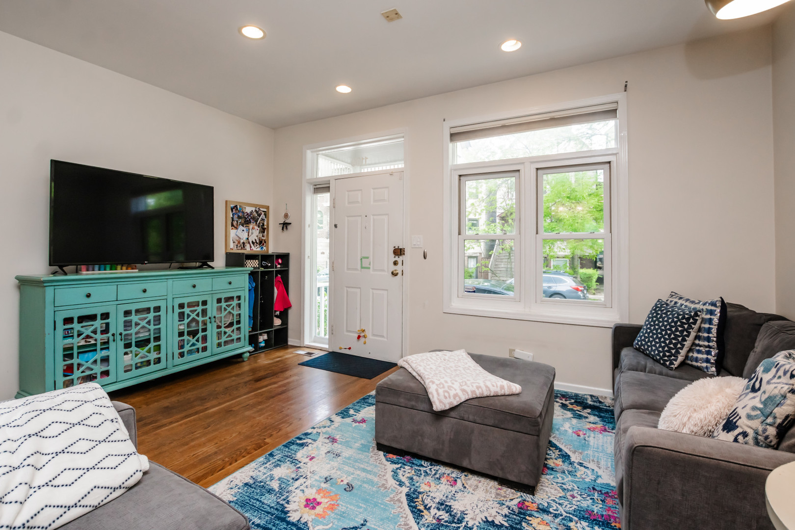1139 W Roscoe Street, Chicago, IL
