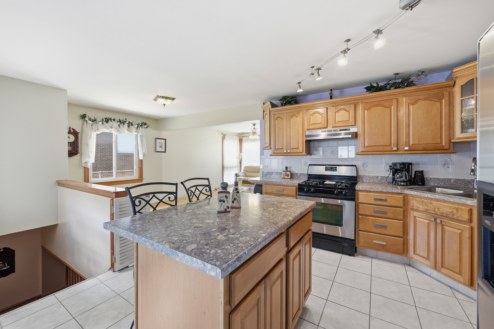 329 E Myrick Avenue, Addison, IL