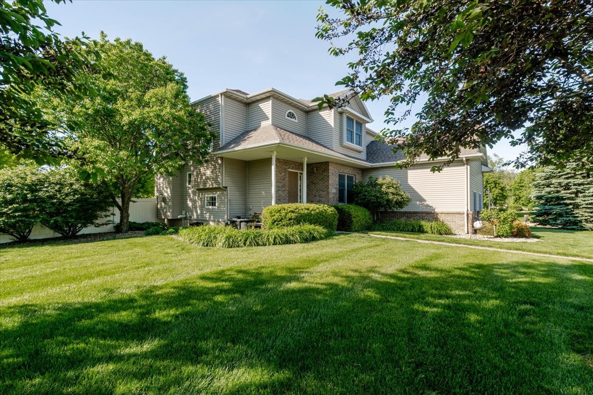 102 Meadowland Drive, Lexington, IL