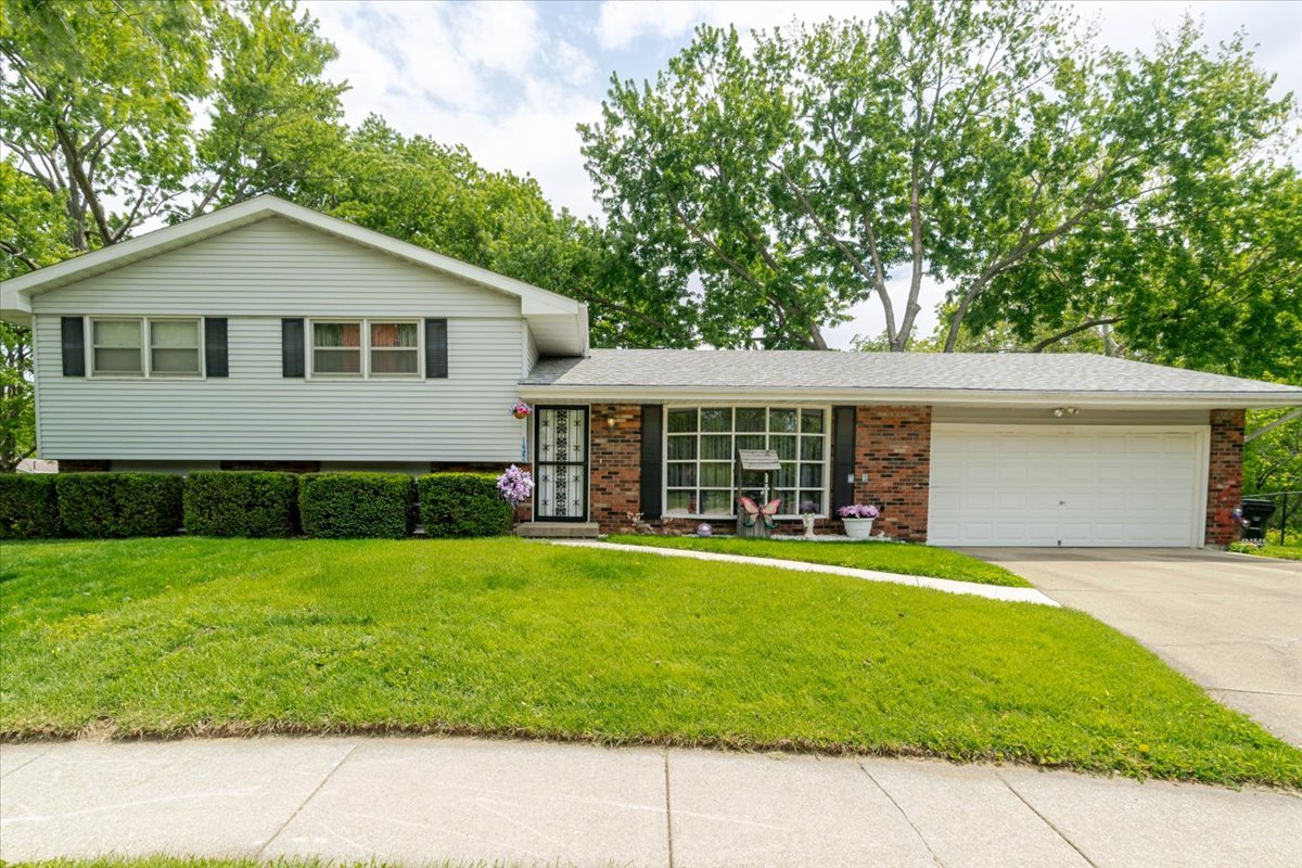 122 Camelot Drive, Bloomington, IL