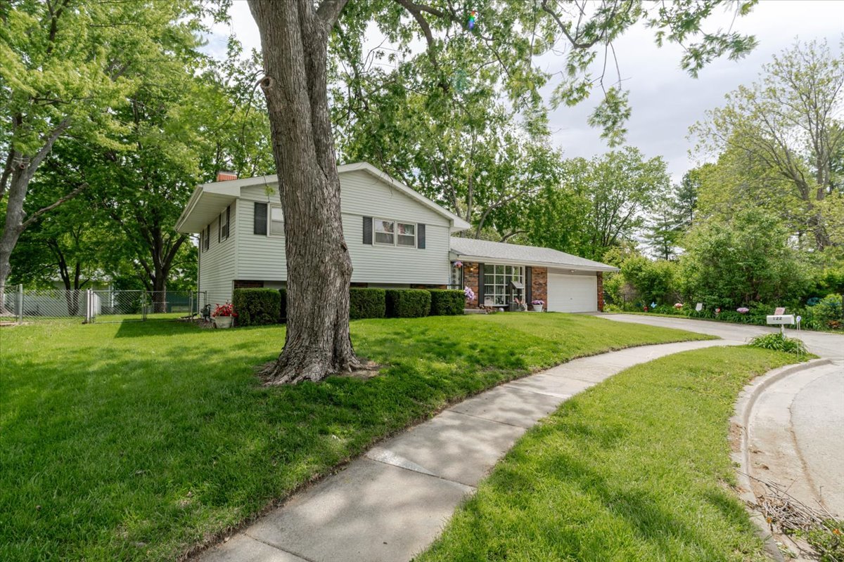 122 Camelot Drive, Bloomington, IL