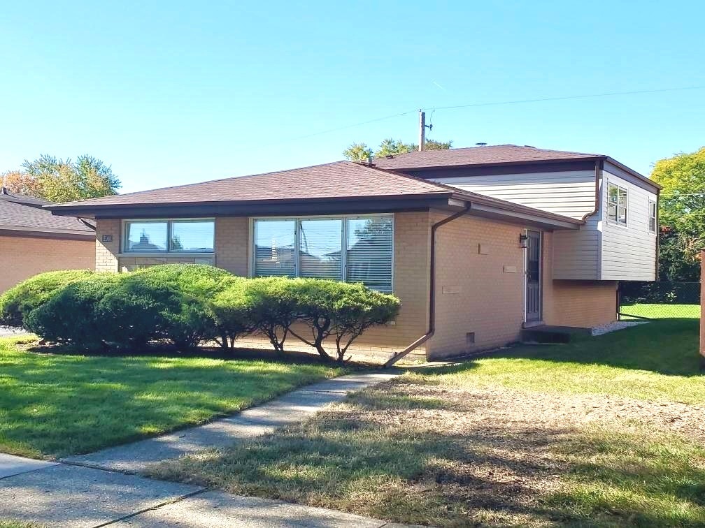 2140 Eastview Drive, Des Plaines, IL