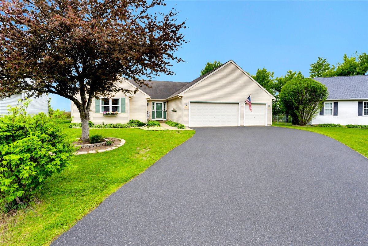 523 Iona Lane, Harvard, IL