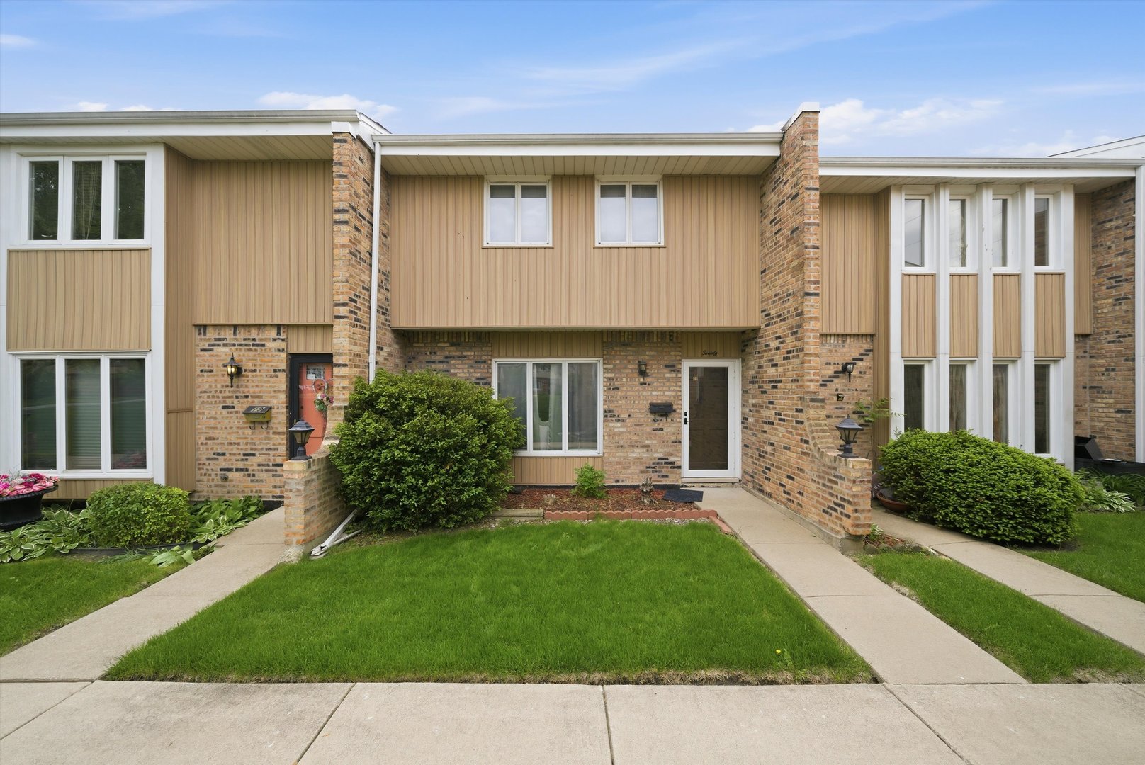 20 Ottawa Court, Justice, IL