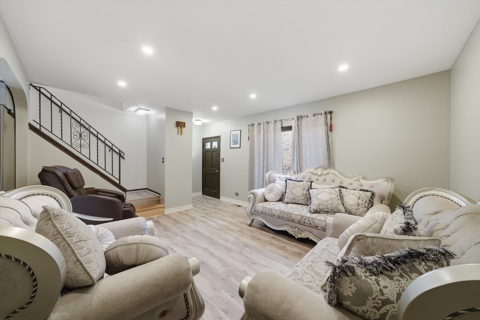 20 Ottawa Court, Justice, IL