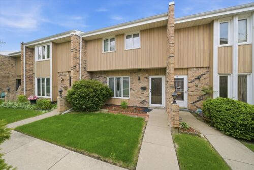 20 Ottawa Court, Justice, IL