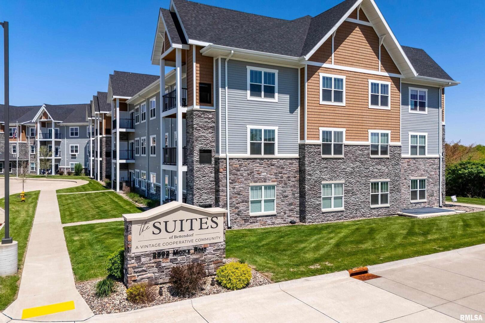 2592 MIDDLE Road #315, Bettendorf, IA