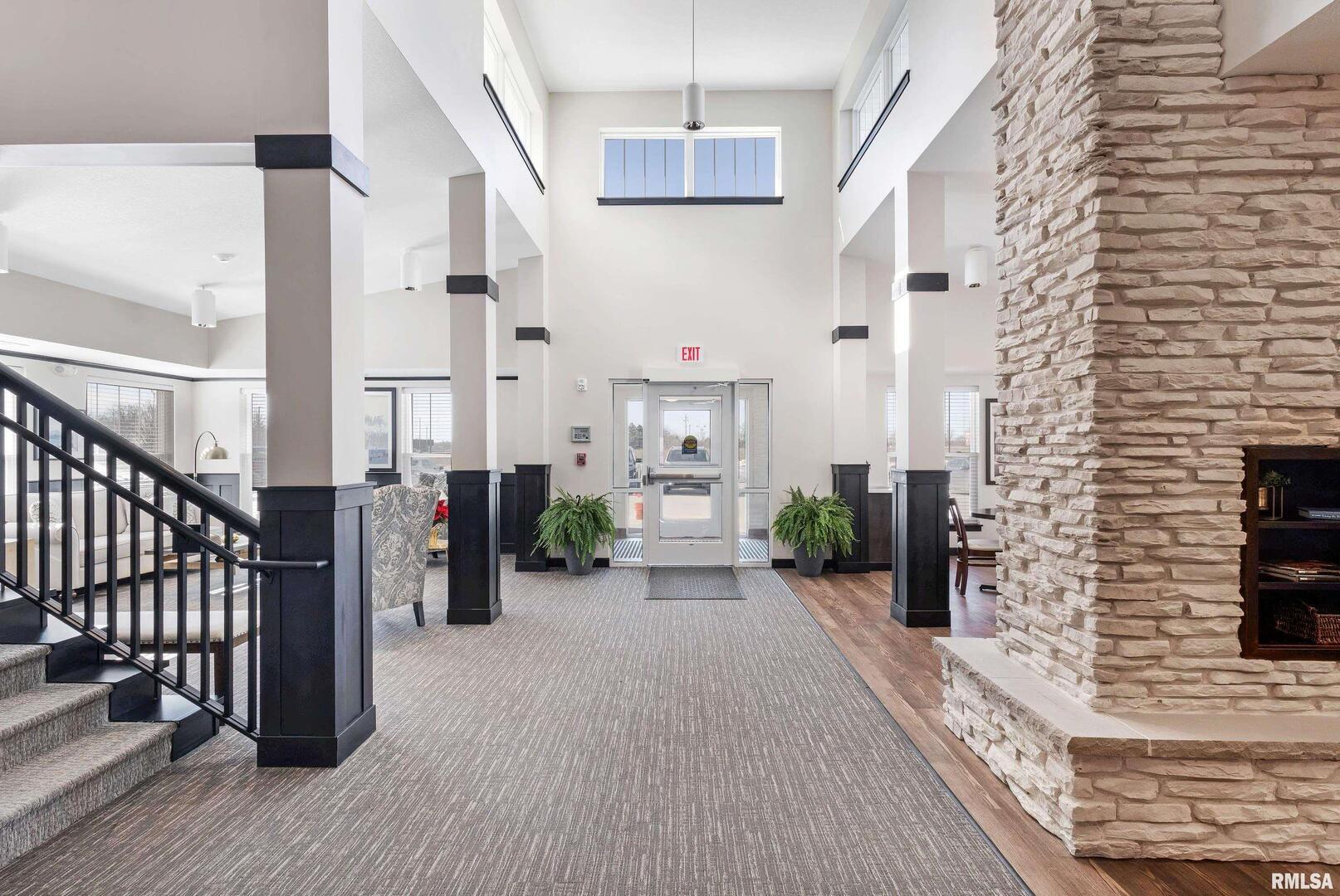 2592 MIDDLE Road #315, Bettendorf, IA
