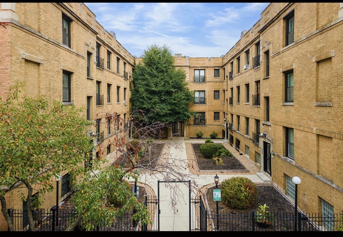 726 W Roscoe Street #2N, Chicago, IL
