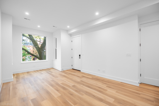 2113 N Kennmore Avenue #2, Chicago, IL