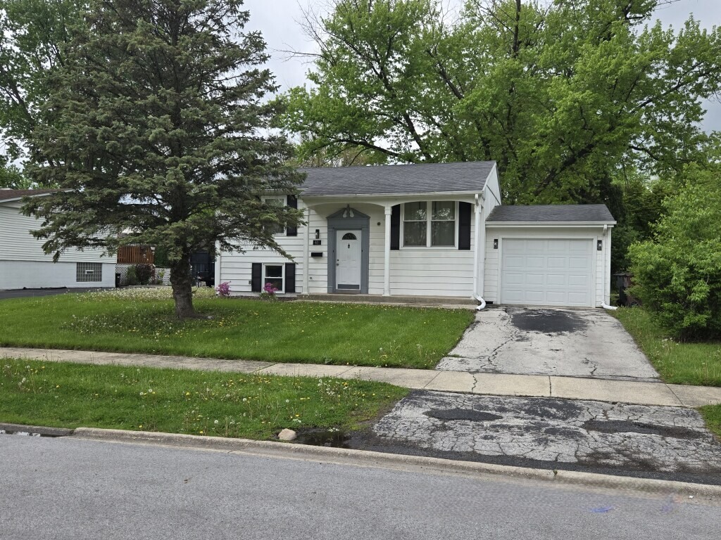 40 S Sycamore Lane, Glenwood, IL