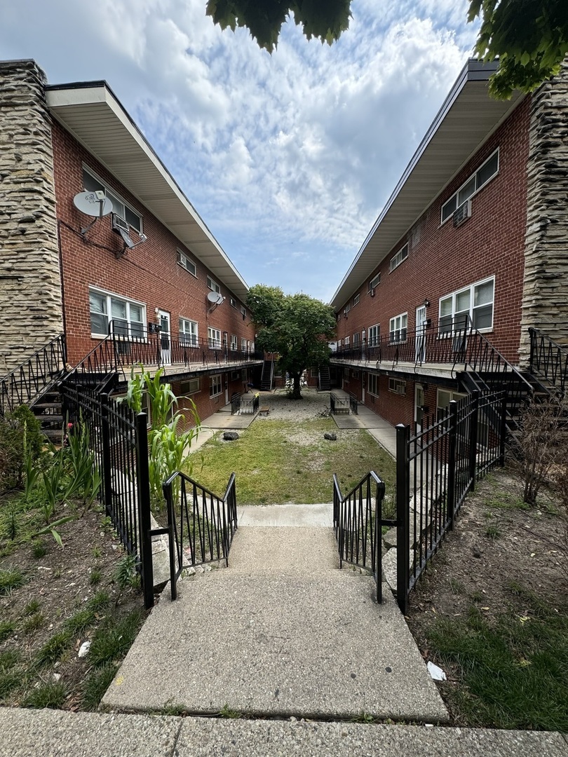 6911 N Ridge Boulevard, Chicago, IL
