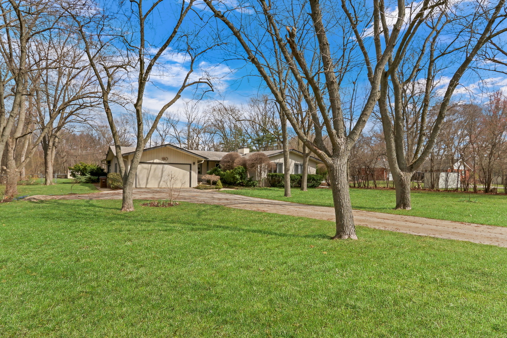 180 Crescent Knoll Drive, Green Oaks, IL