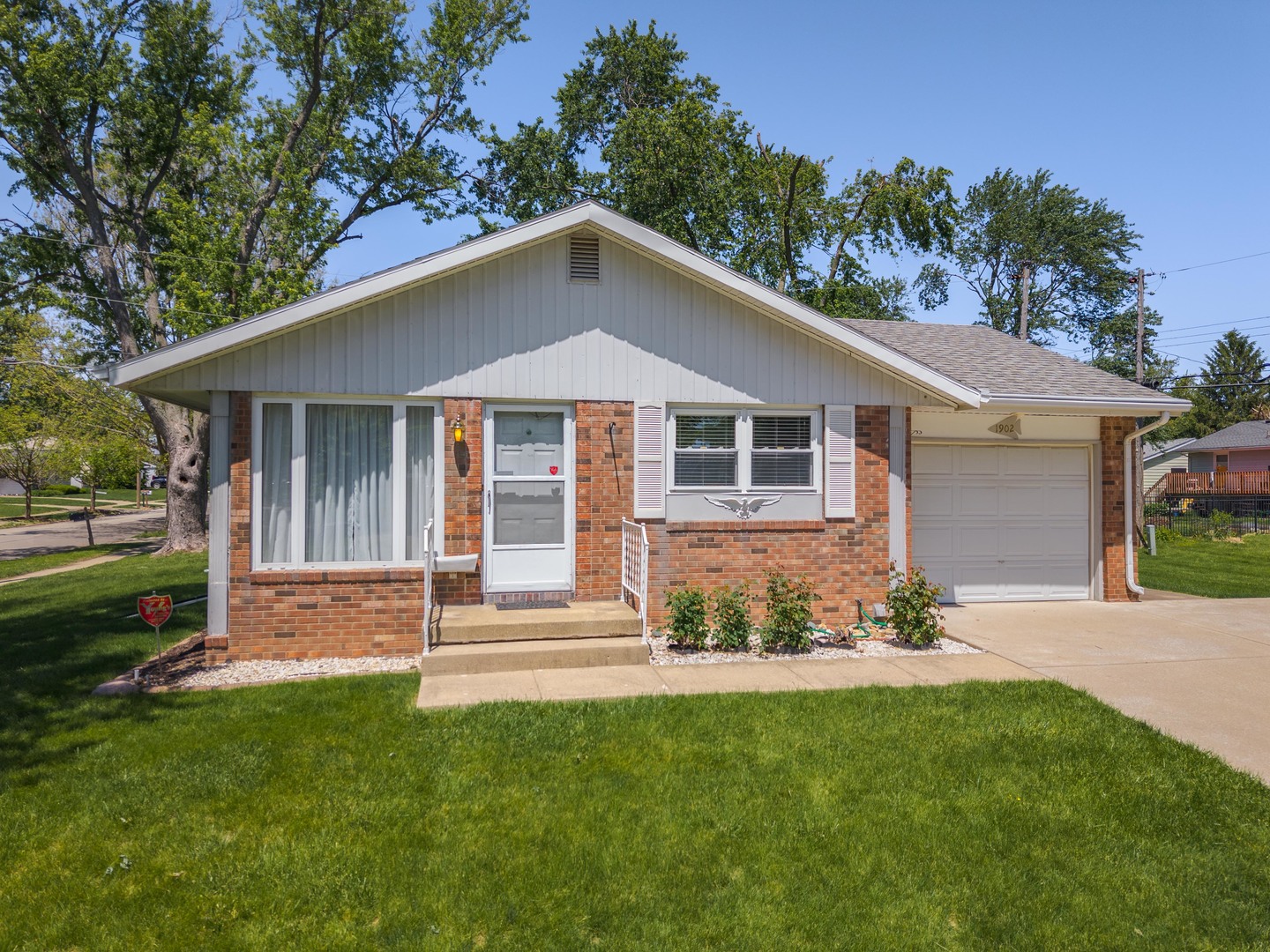 1902 Arrowhead Drive, Bloomington, IL