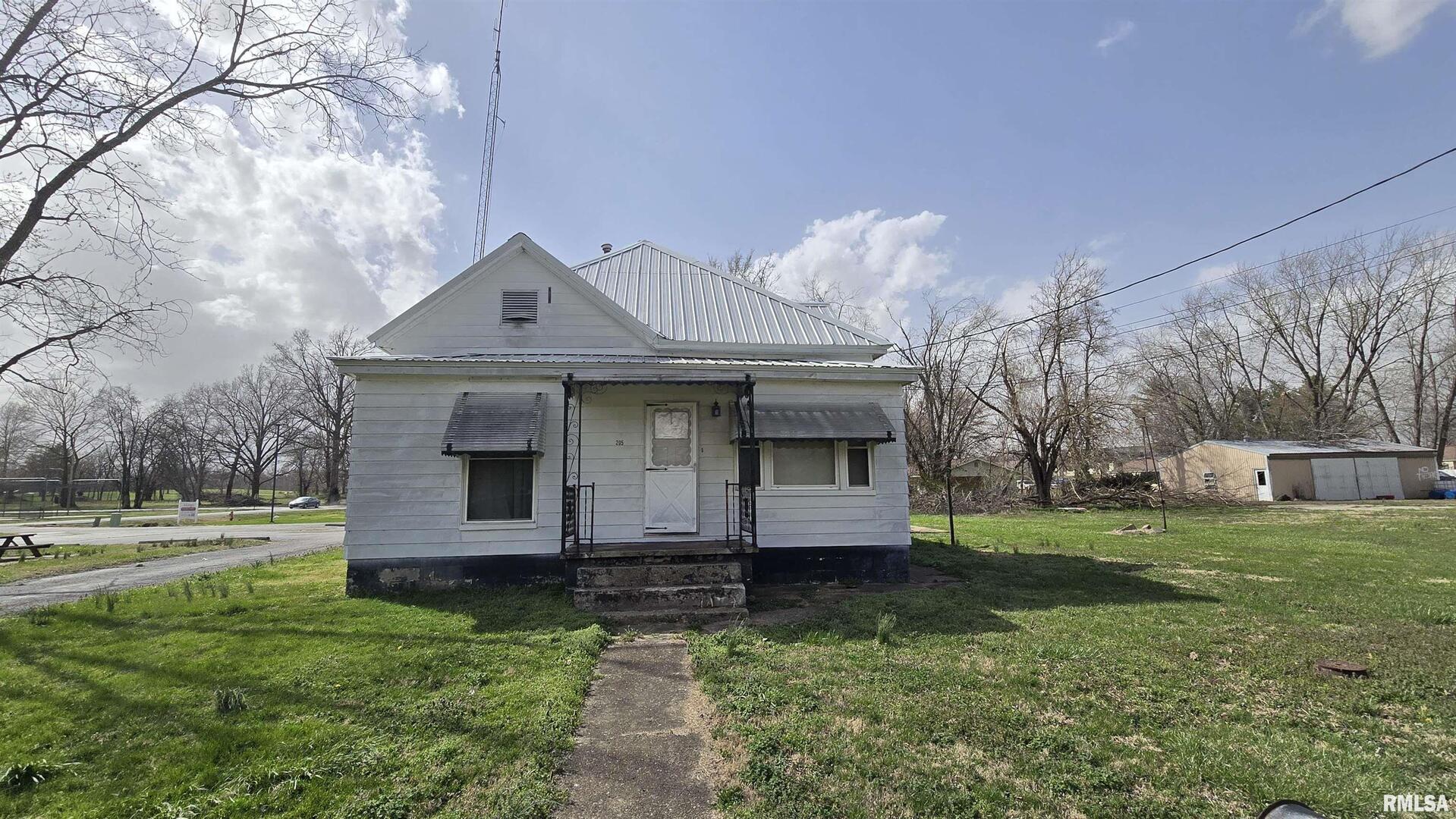 205 SHAW Street, Harrisburg, IL