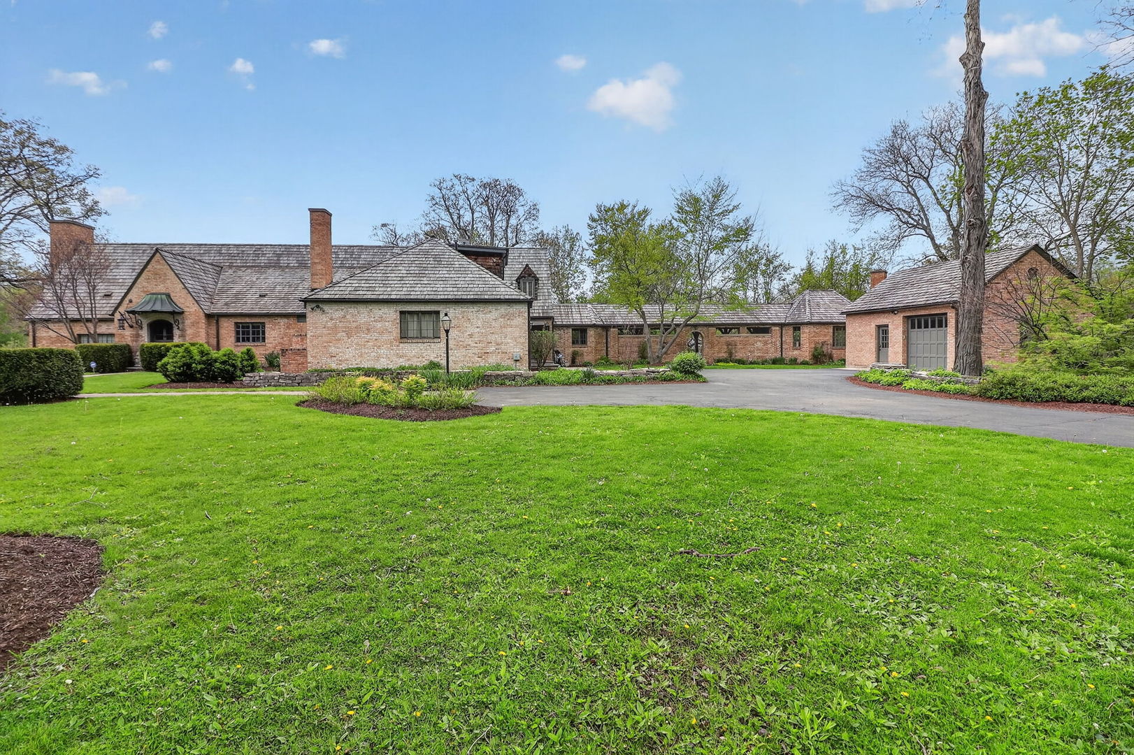 33W480 Thorncroft Drive, Wayne, IL