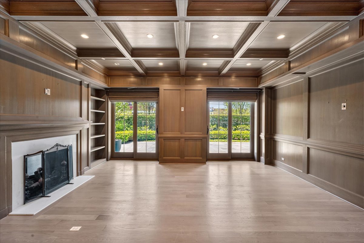 727 N McKinley Road #100, Lake Forest, IL