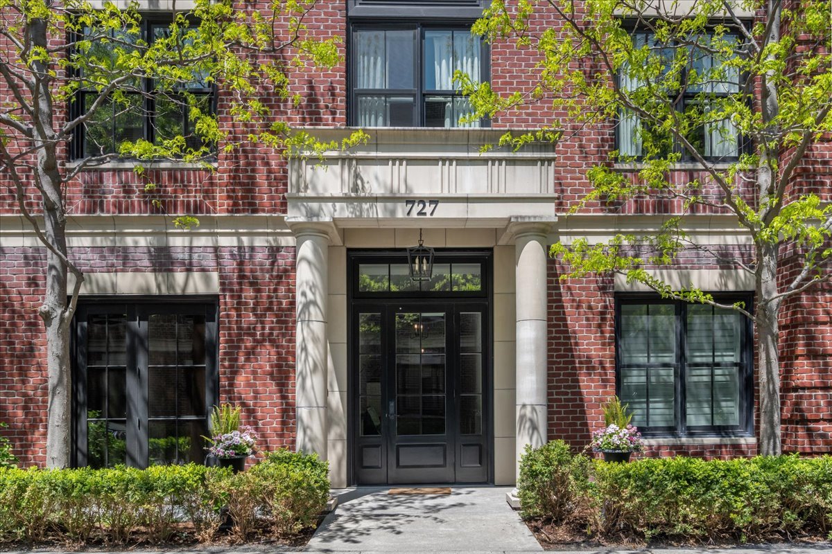 727 N McKinley Road #100, Lake Forest, IL