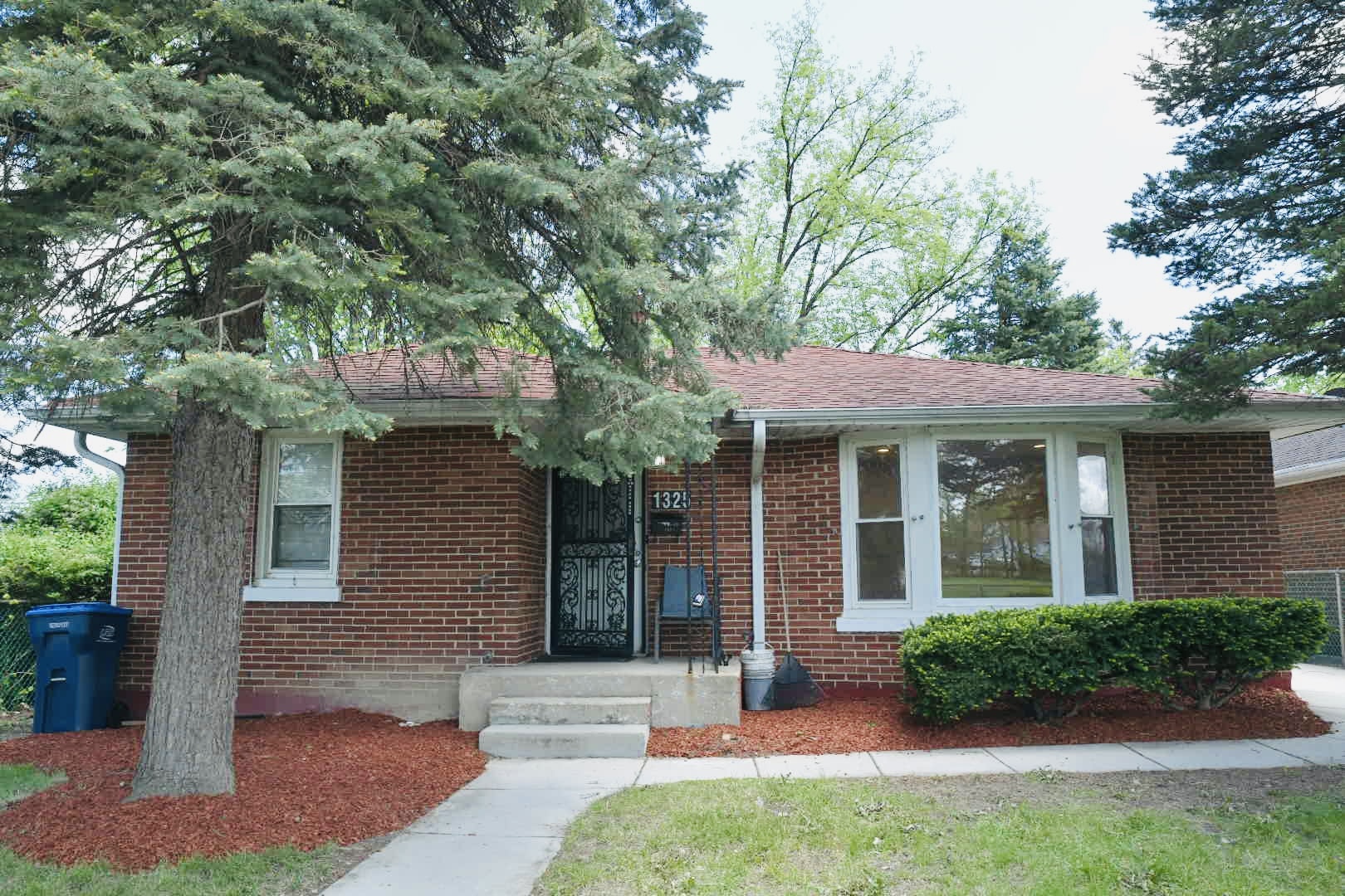 1325 GLENN Drive, North Chicago, IL