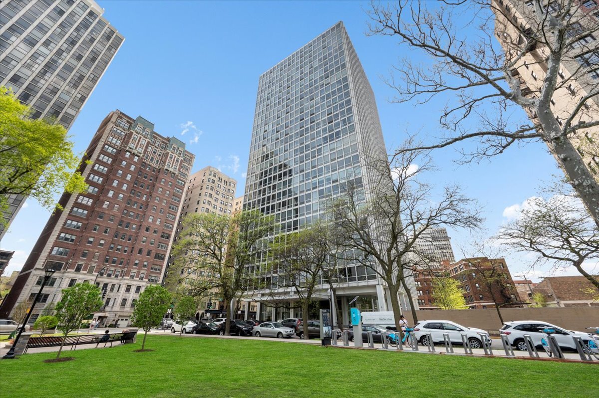 2400 N Lakeview Avenue #1002, Chicago, IL