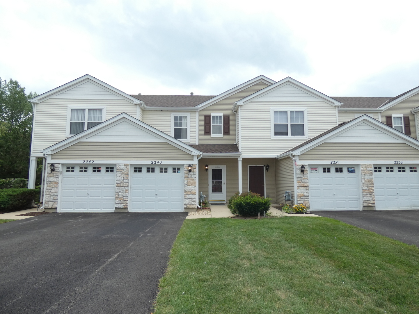 2240 Flagstone Lane, Carpentersville, IL