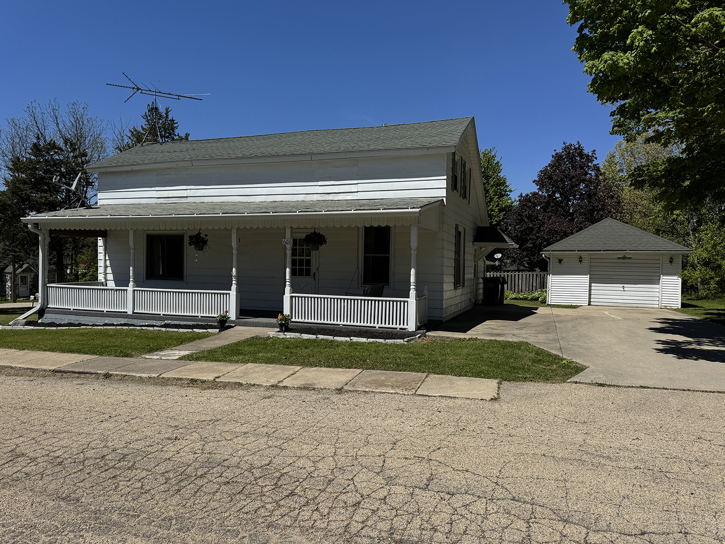 606 E Silk Street, Mt. Carroll, IL