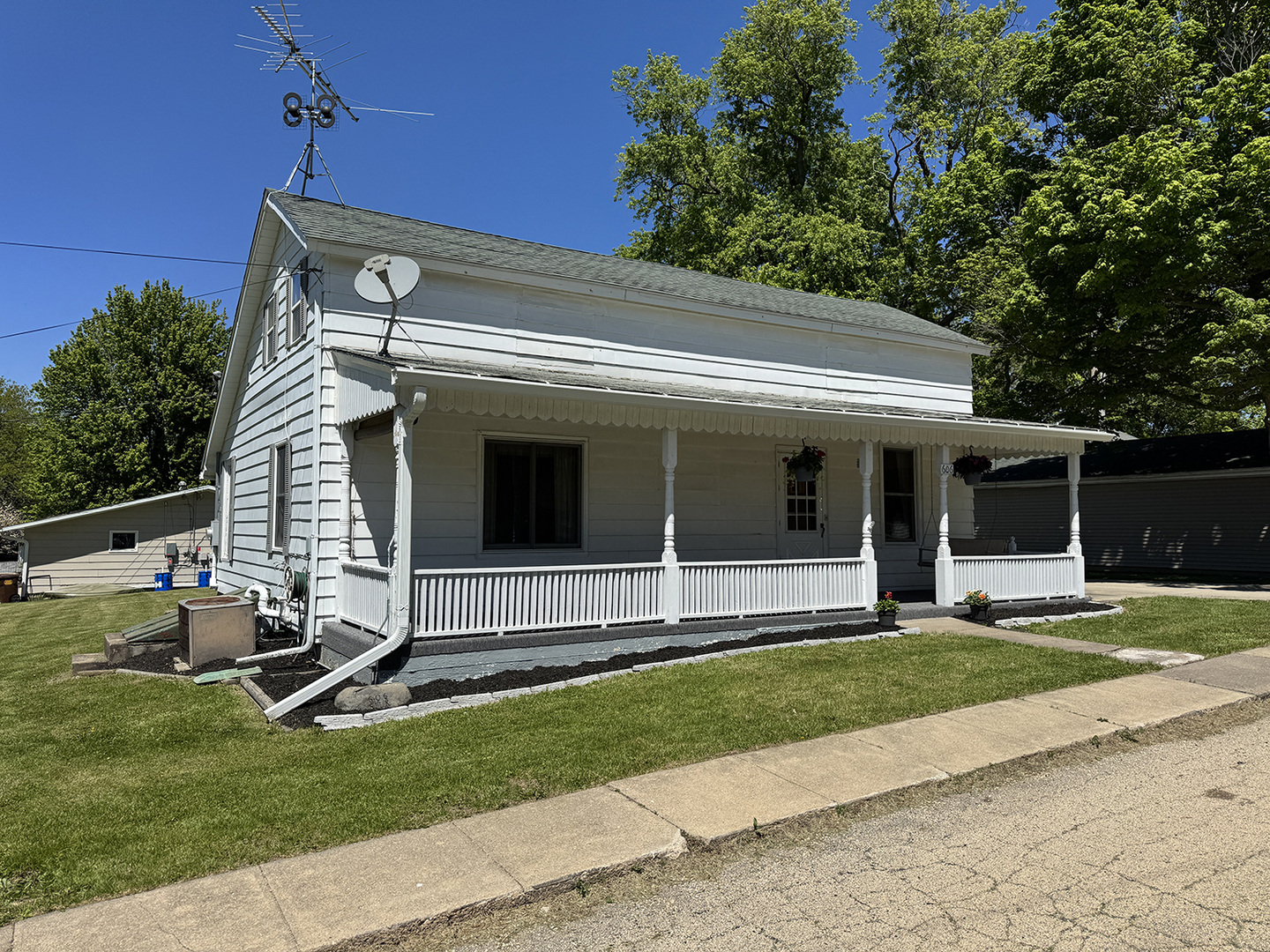 606 E Silk Street, Mt. Carroll, IL