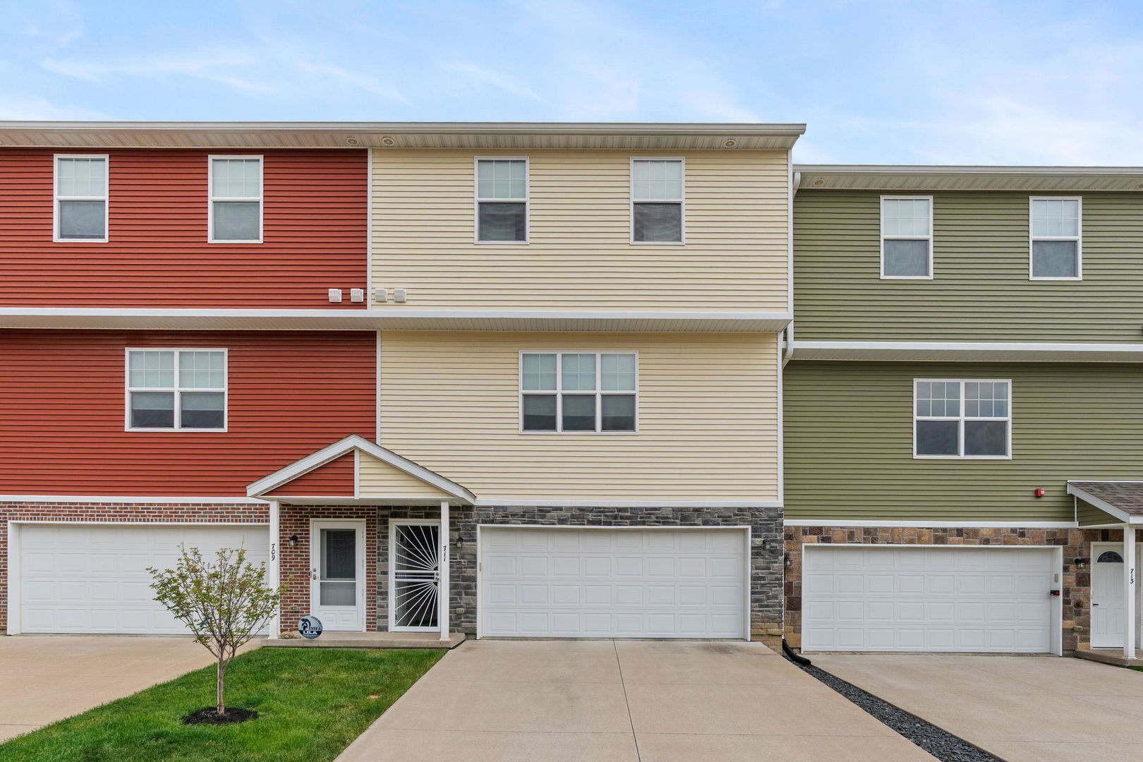 711 Cox Court, Leclaire, IA