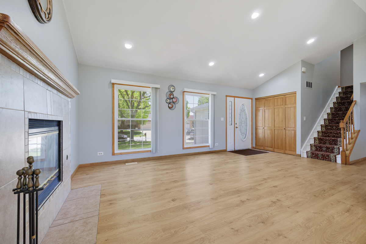 898 Debra Lane, Elk Grove Village, IL
