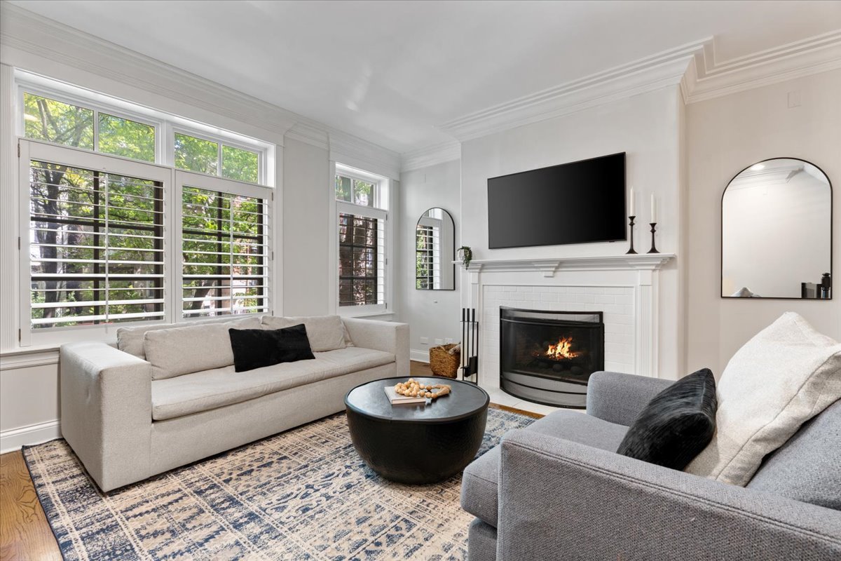831 W Buckingham Place #1, Chicago, IL