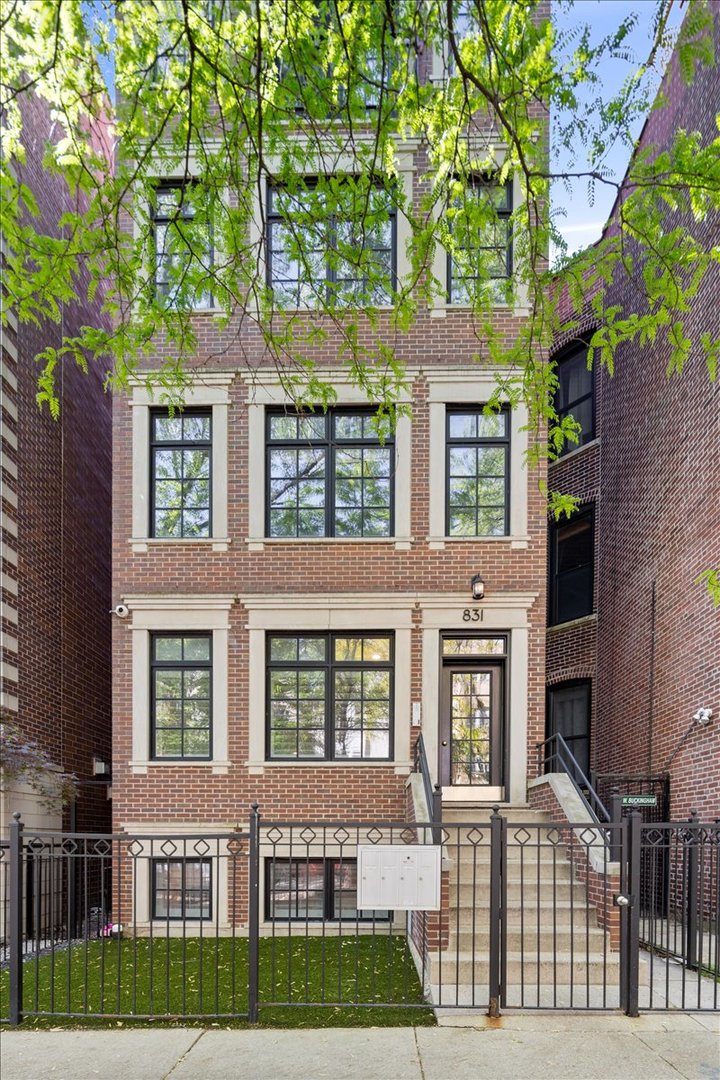 831 W Buckingham Place #1, Chicago, IL