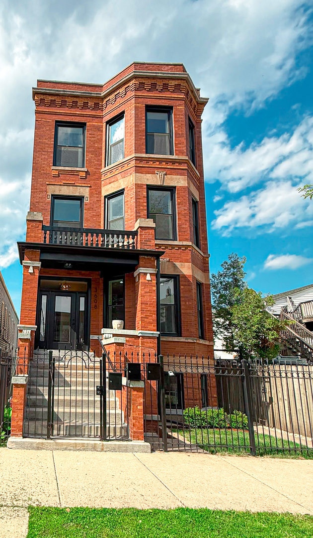 3608 W Wolfram Street, Chicago, IL