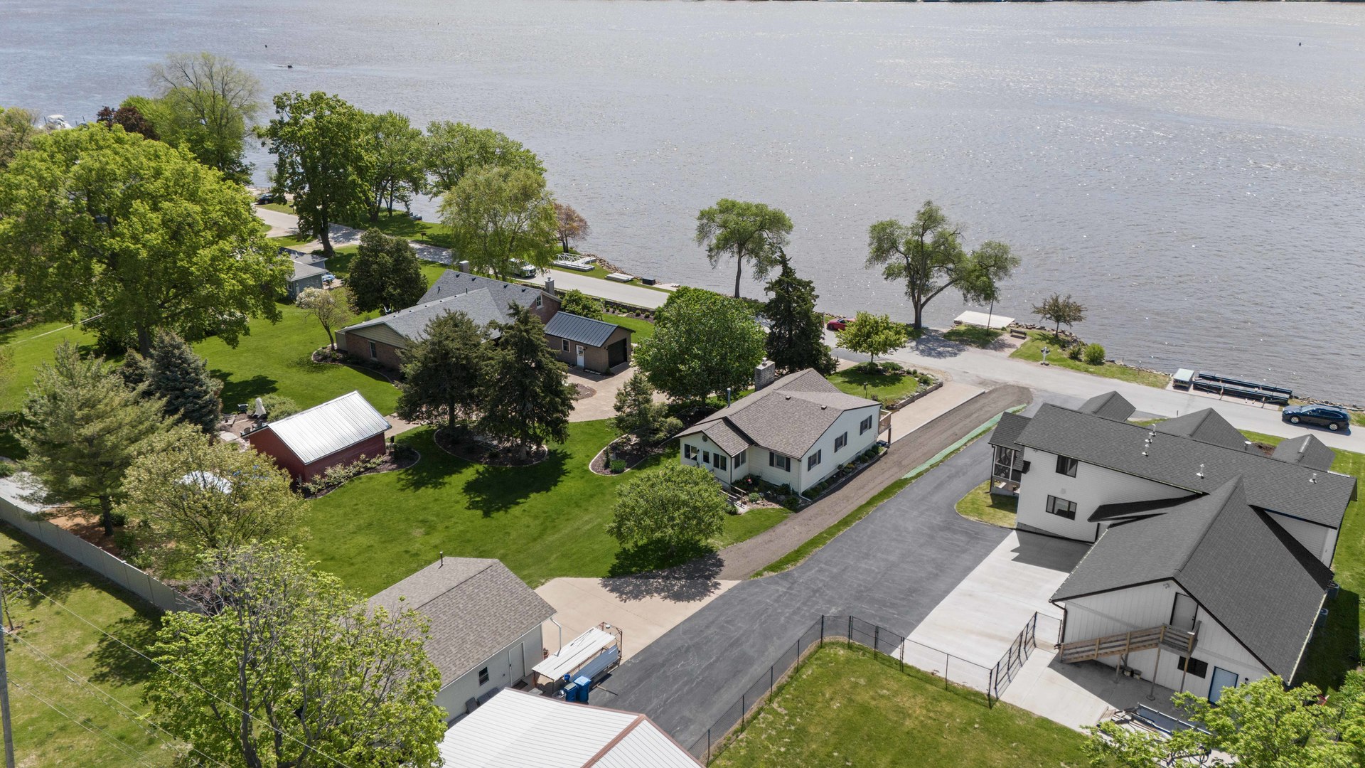 1401 Canal Shore Drive, Leclaire, IA