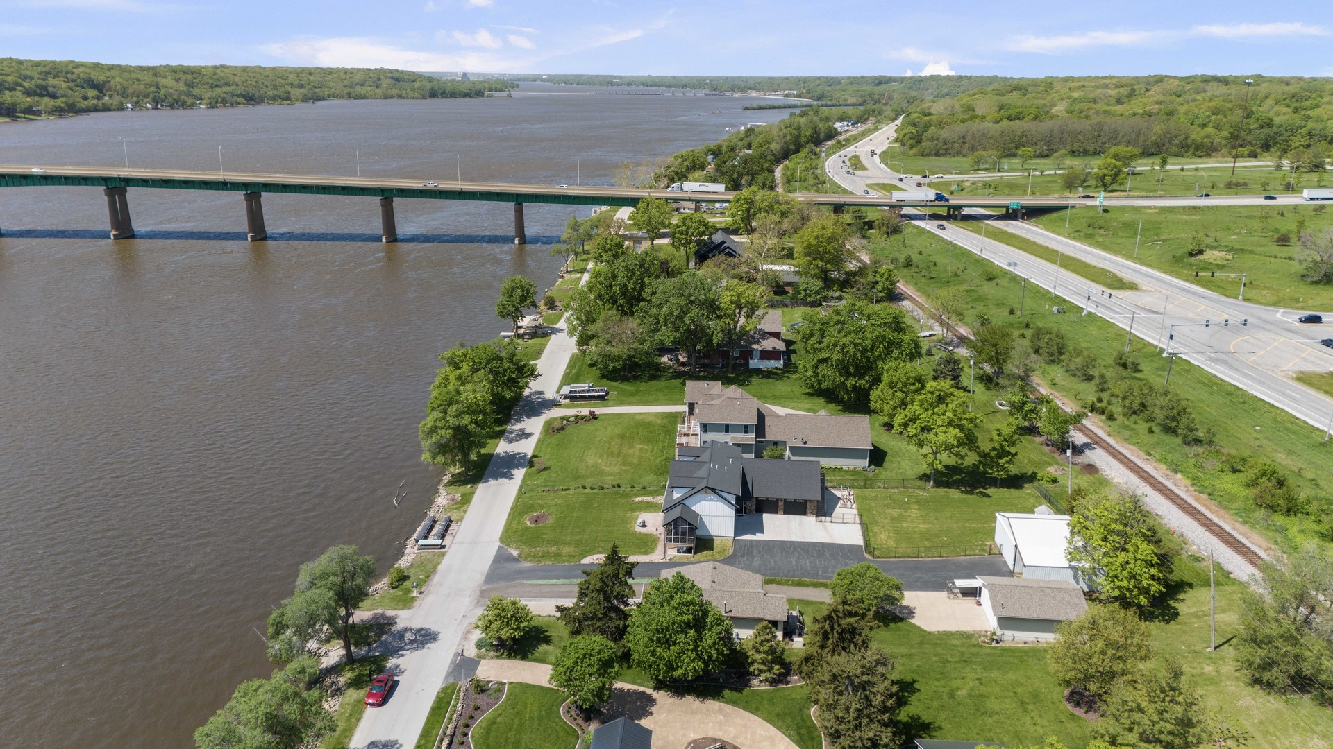 1401 Canal Shore Drive, Leclaire, IA