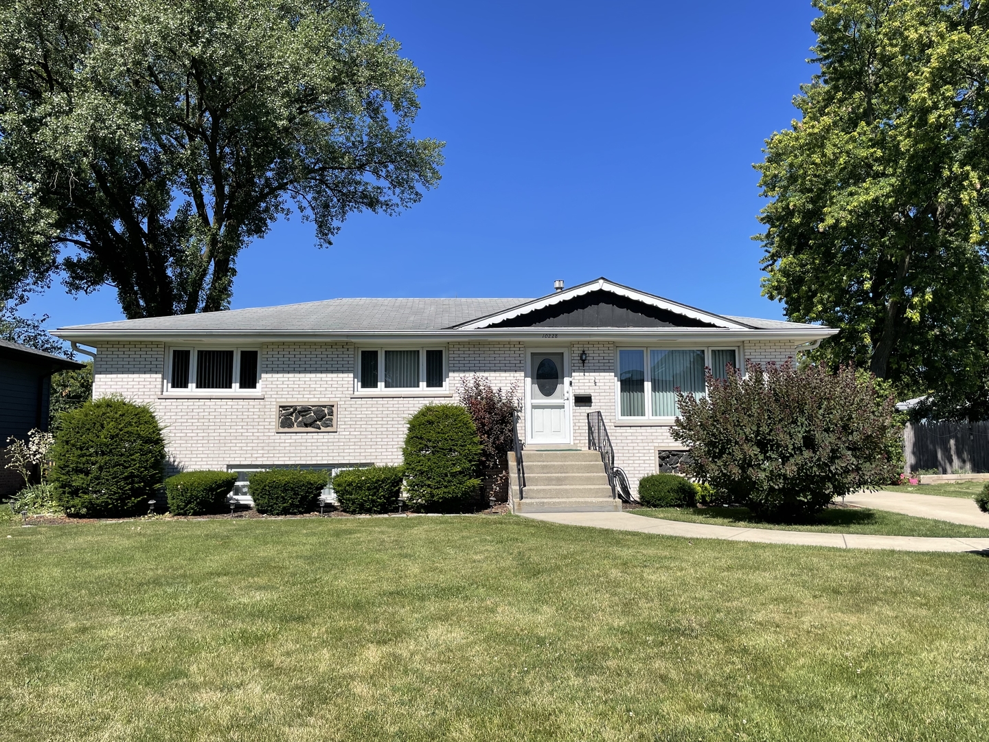 10228 S 80th Court, Palos Hills, IL
