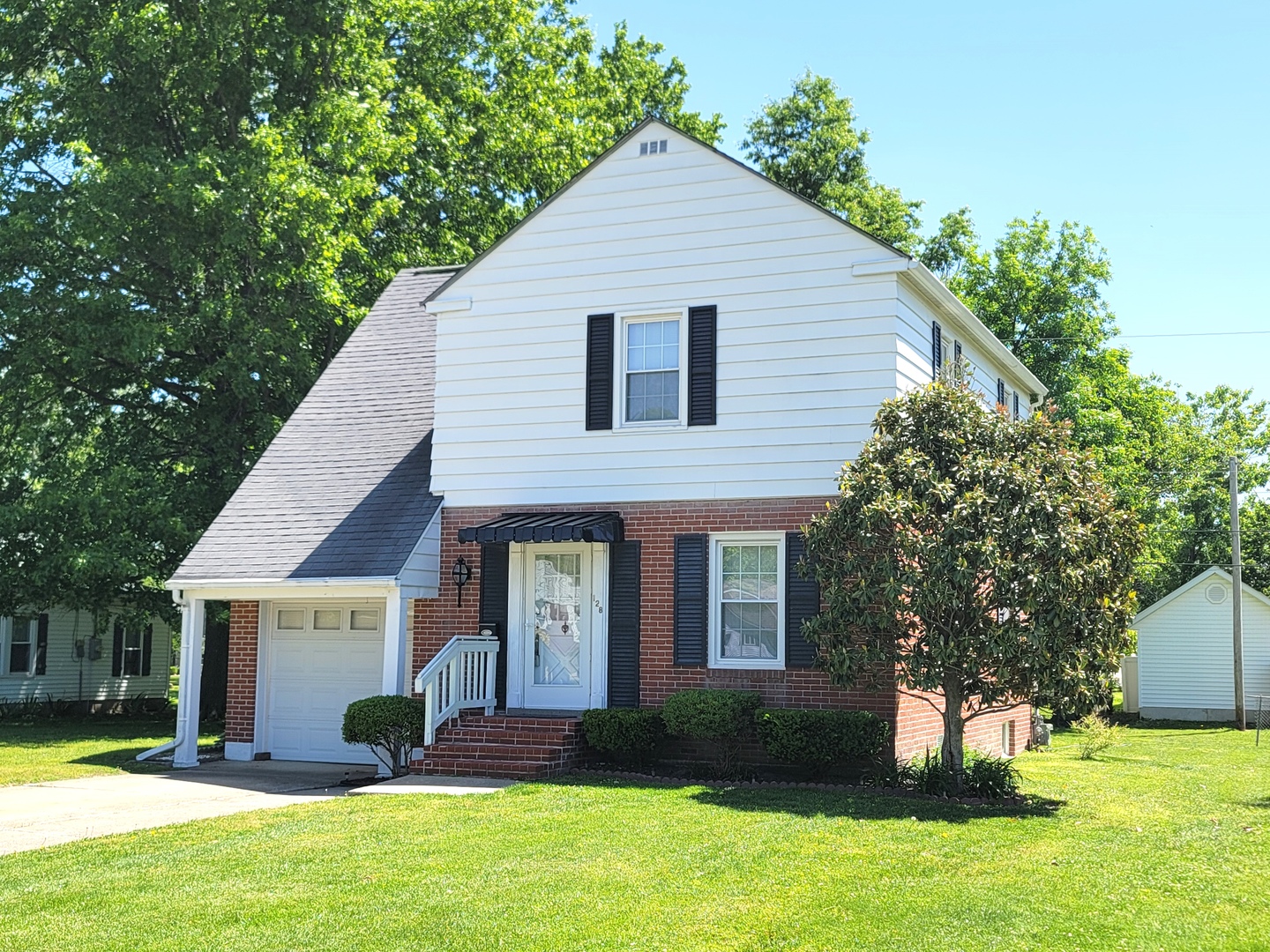 128 N Indiana Avenue, Salem, IL