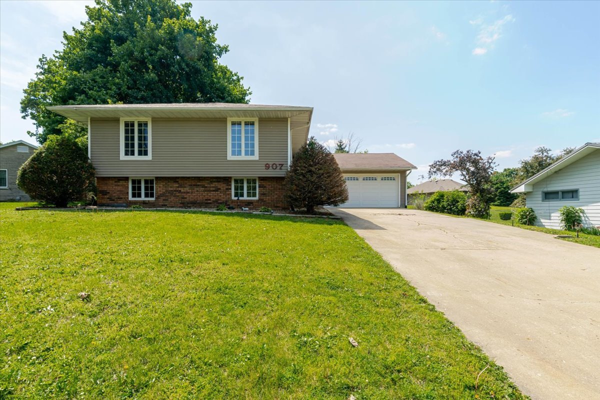 907 S Quincy Street, Clinton, IL