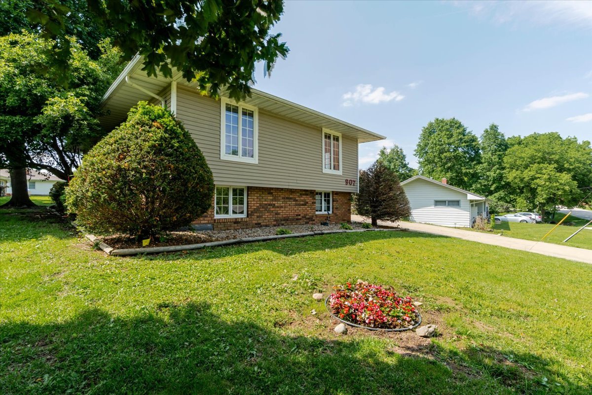 907 S Quincy Street, Clinton, IL