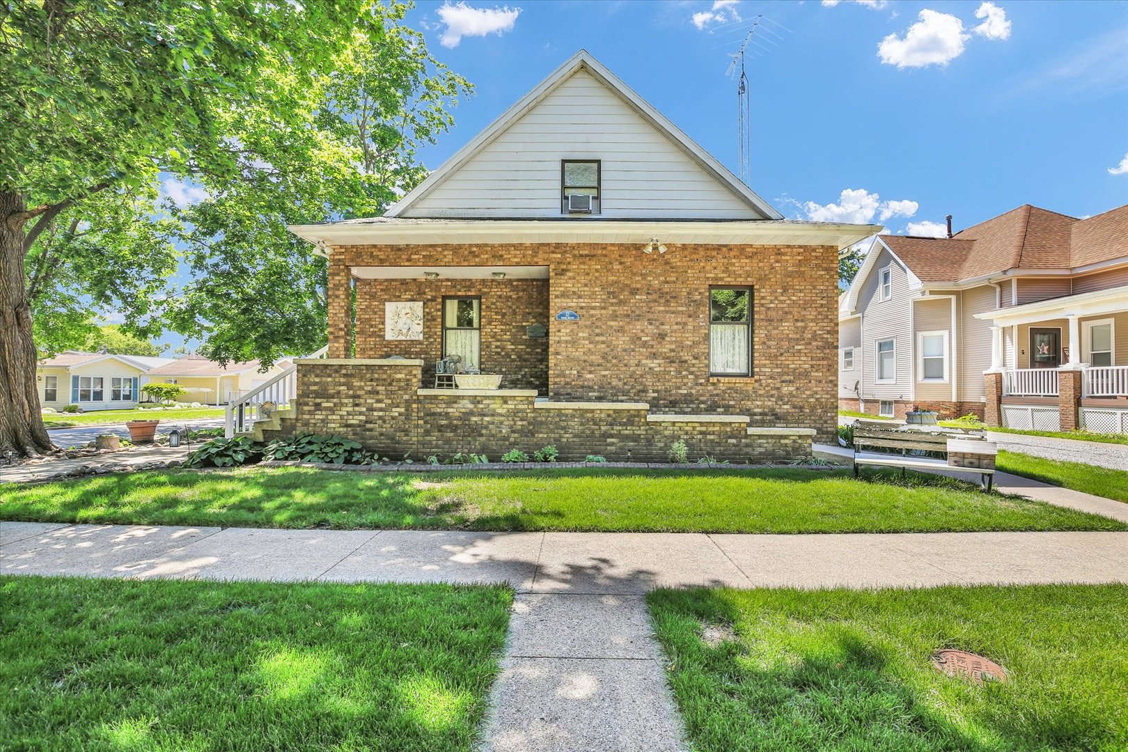 12 S Walnut Street, Villa Grove, IL