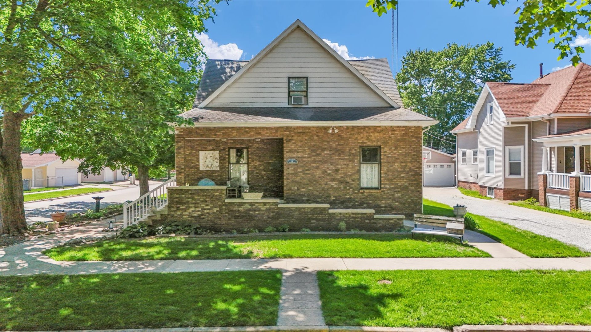 12 S Walnut Street, Villa Grove, IL