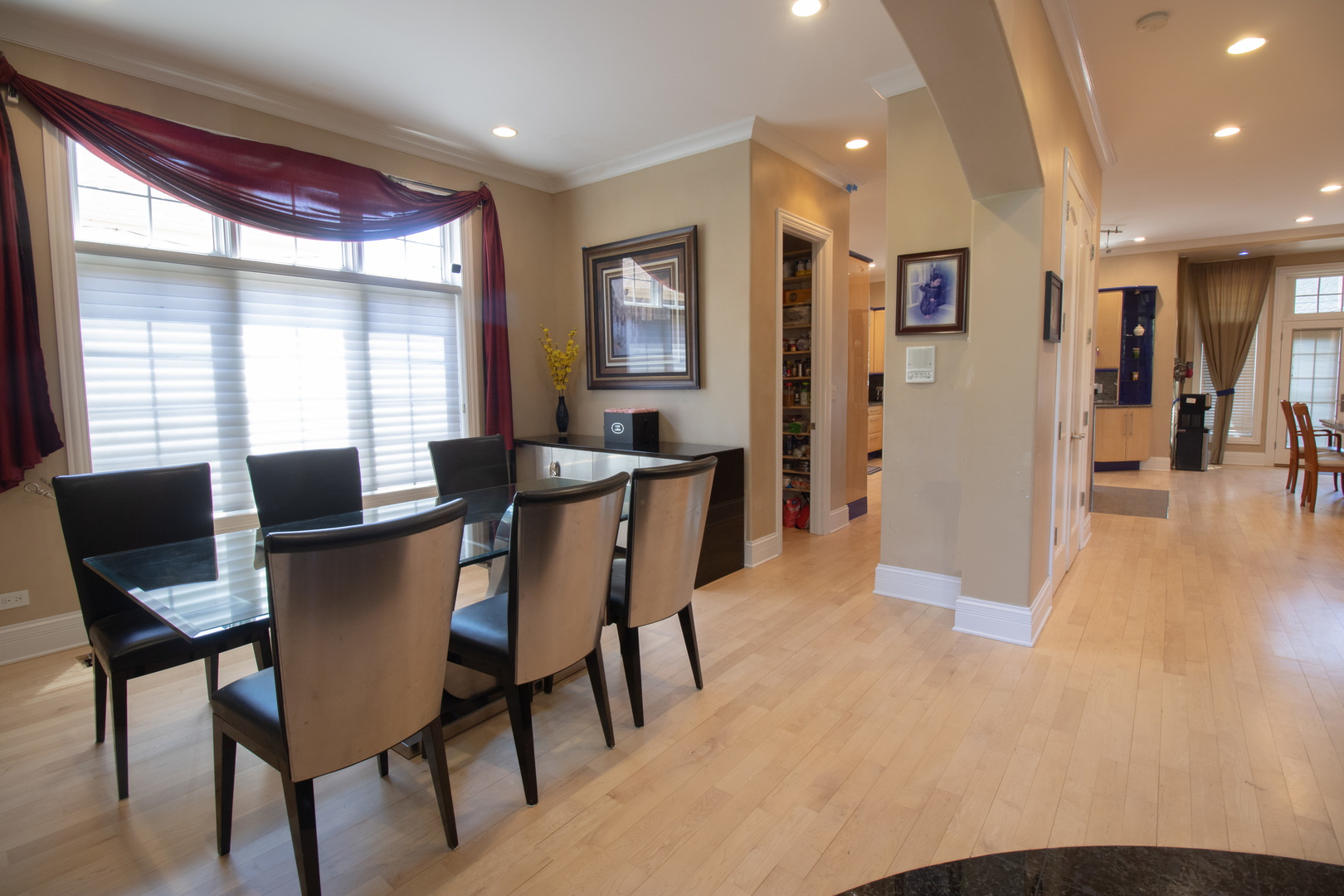 7016 N East Prairie Road, Lincolnwood, IL