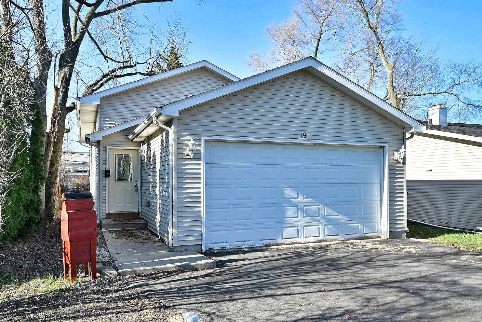19 E Pineview Drive, Round Lake Park, IL
