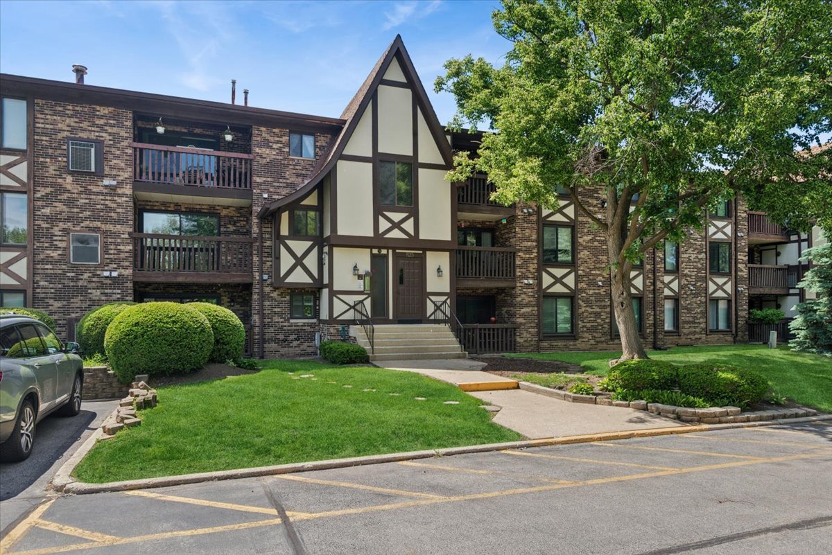 525 Cumnor Road #204, Westmont, IL