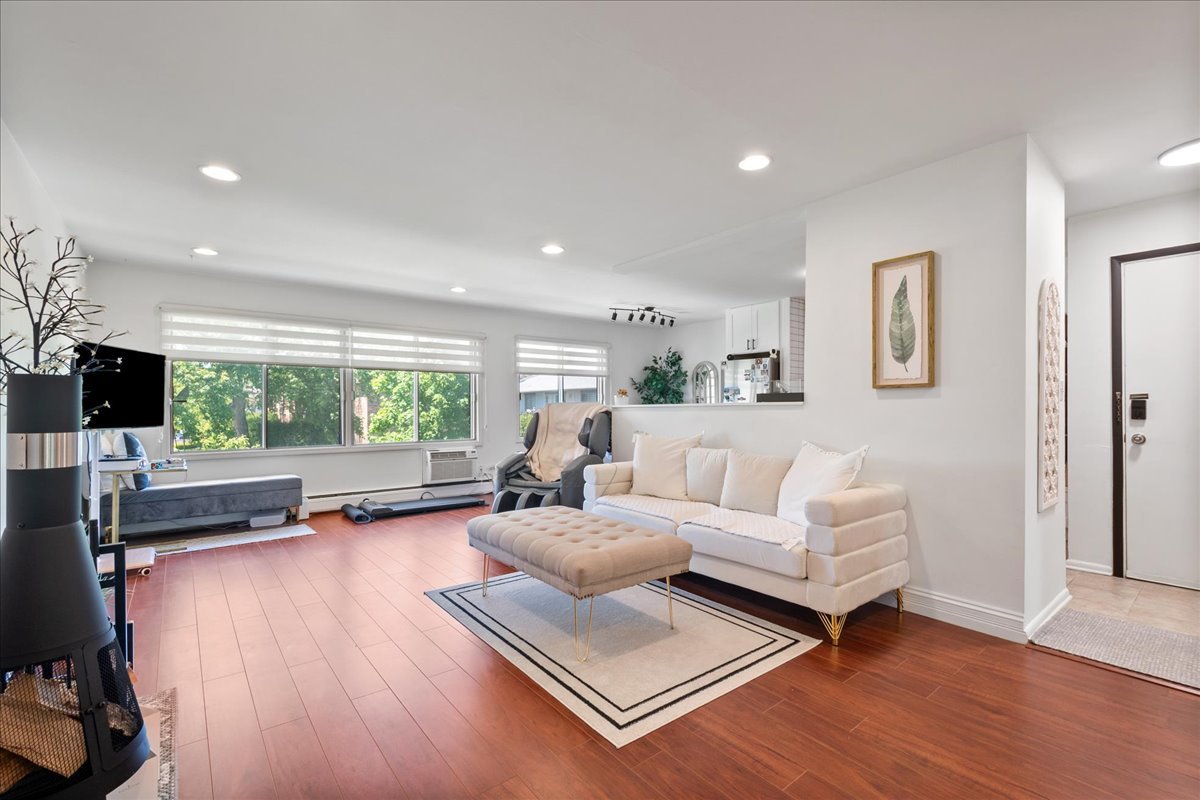 920 E Old Willow Road #202, Prospect Heights, IL