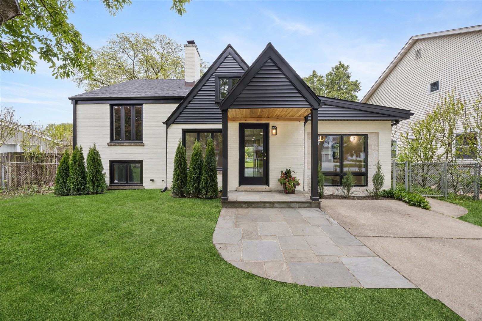 33 Chestnut Avenue, Clarendon Hills, IL