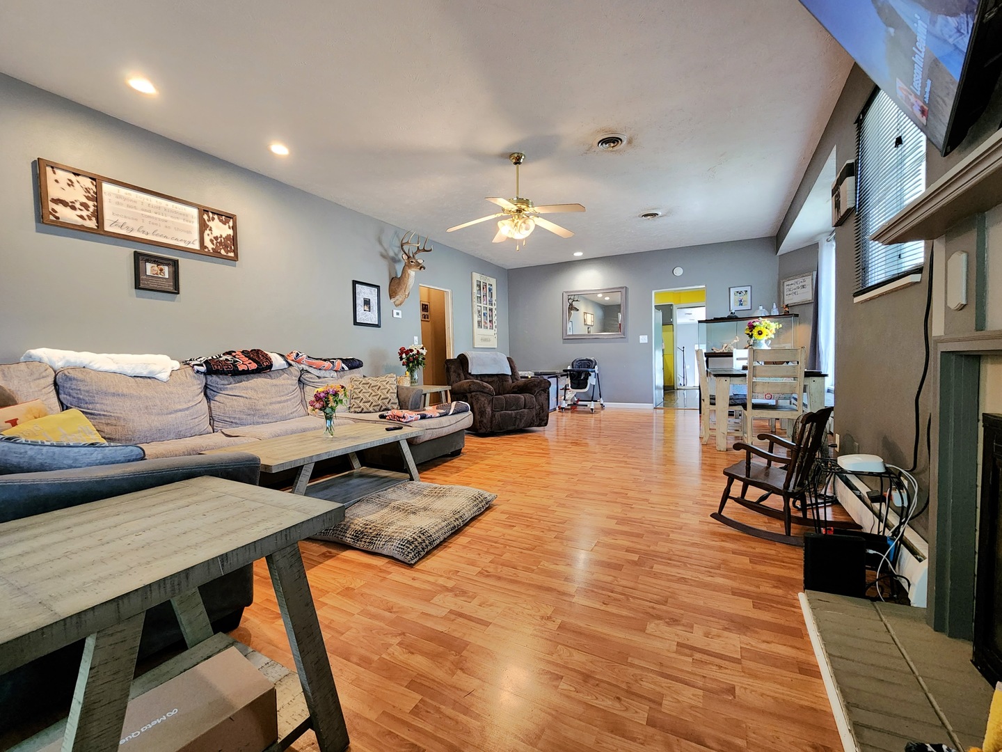 214 S Bush Avenue, Hurst, IL