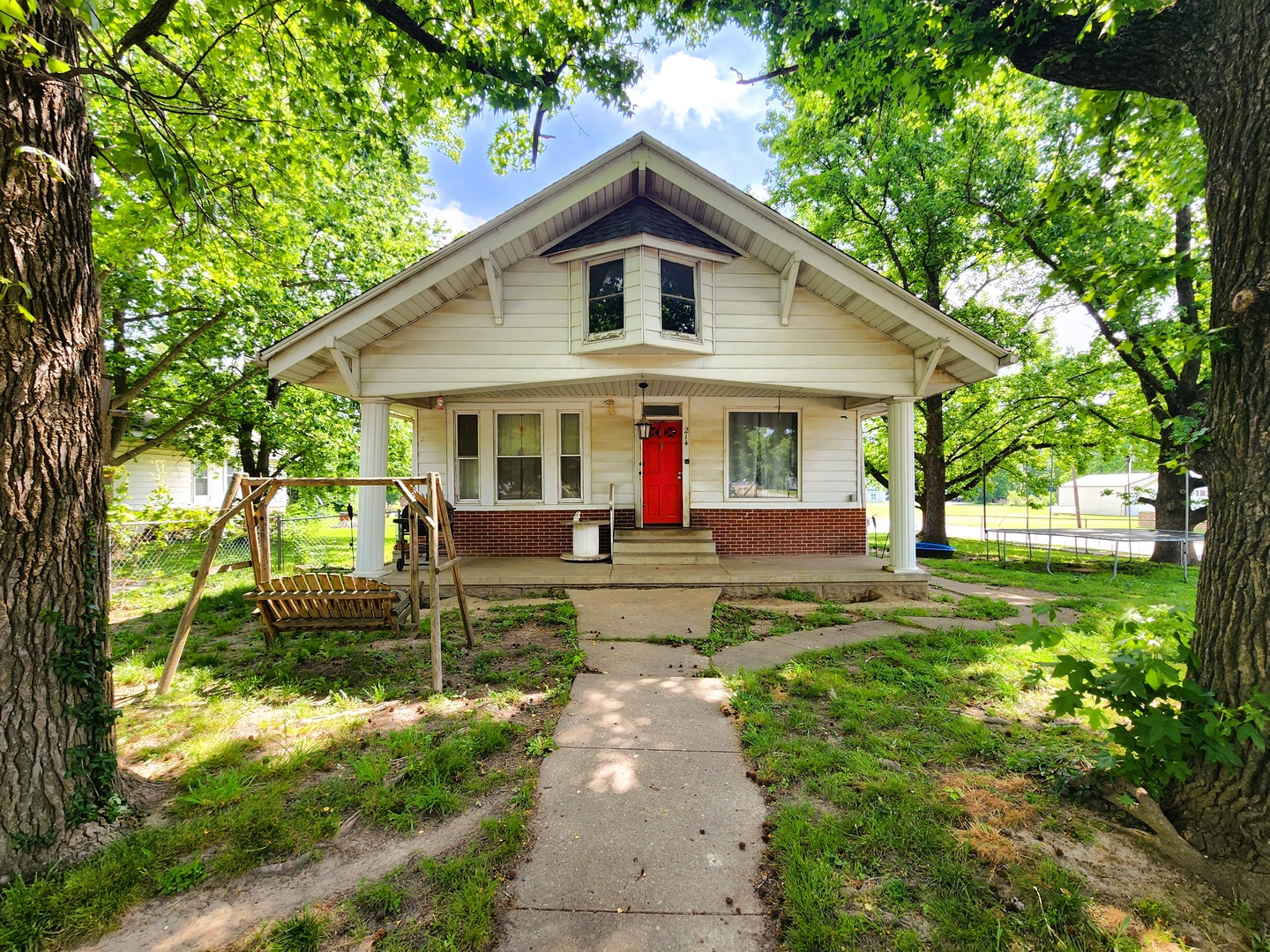 214 S Bush Avenue, Hurst, IL