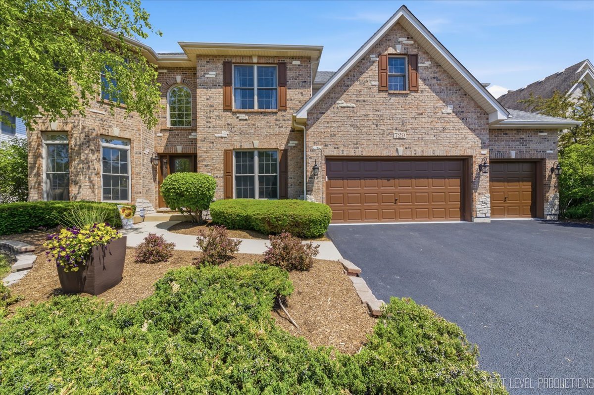 729 W Thornwood Drive, South Elgin, IL