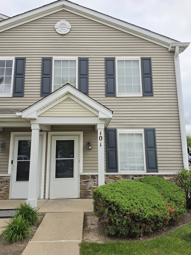 101 Silverstone Drive #101, Carpentersville, IL
