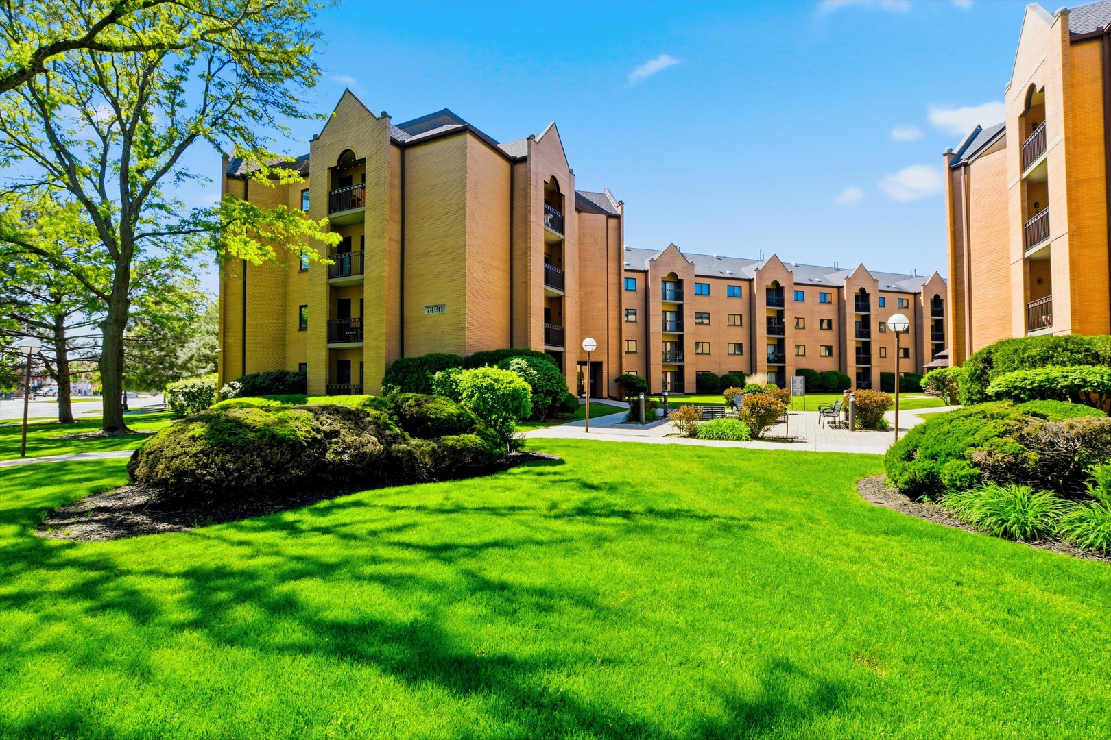 7420 W LAWRENCE Avenue #202, Harwood Heights, IL